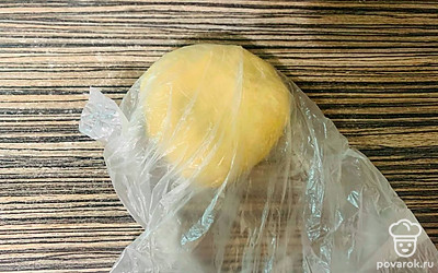 Положите тесто в пакет и оставьте отдыхать примерно на 15 минут.