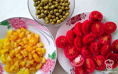 Помидоры разрежьте на две части. Перец почистите, нарежьте кубиками. Зеленый горошек промойте тоже по желанию. Все овощи полейте соевым соусом и оставьте на 30 минут пропитаться.