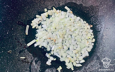 Обжарьте мелко нарезанный лук на небольшом количестве растительного масла до золотистой корочки.