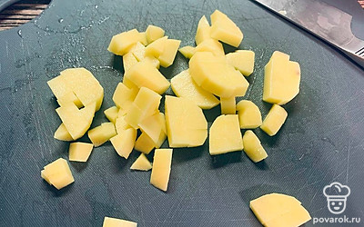 Очистите картофель и нарежьте кубиками. Отправьте вариться в кипящий бульон.
