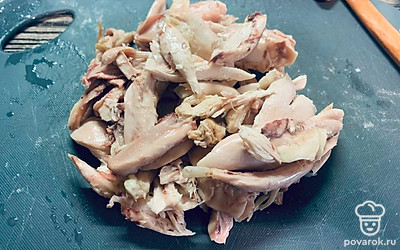 Курицу разберите от костей и нарежьте небольшими кусочками.