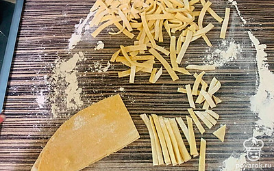 Возьмите отдохнувшее тесто, раскатайте его толщиной до 5 мм и нарежьте небольшими полосками.