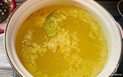 Добавьте в суп жареный лук.