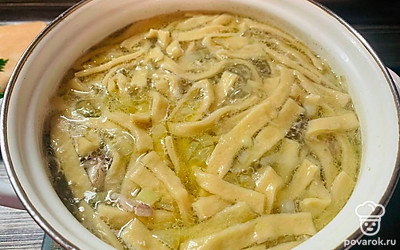 За 5 минут до приготовления полного, отправьте в суп лапшу и дождитесь, пока она всплывет. Можно подавать к столу. Приятного аппетита!