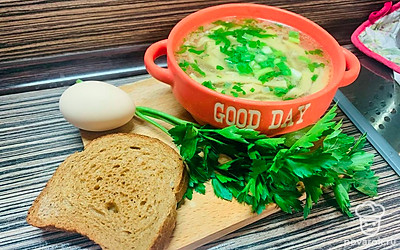 Подавайте суп со свежей зеленью, мелко нарезанным зеленым луком и зерновым хлебом. Приятного аппетита!