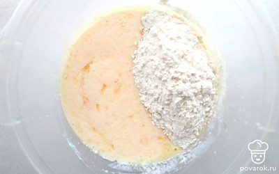 В миске соедините кефир, яйца, сахар, соль, оливковое масло, соду гашеную уксусом, муку и хорошо перемешайте до однородной массы, чтобы смесь получилась как густая сметана.