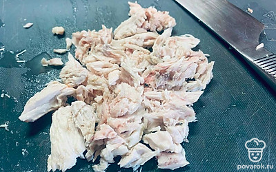 Вытащите курицу из бульона и дайте ей остыть После отделите мясо от костей и нарежьте его небольшими кусочками.