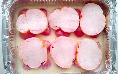 Ветчину разрежьте кружками. Возьмите форму, положите половинки помидор срезом вниз, полейте смесью, положите половину ветчины, сверху кубики перца, полейте смесью.