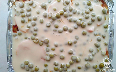 Снова выложите оставшуюся ветчину, зеленый горошек и опять залейте все оставшимся тестом. Выпекайте в разогретой духовке до 180°С примерно 40 минут. Достаньте террин из духовки, дайте остыть и переверните на тарелку.