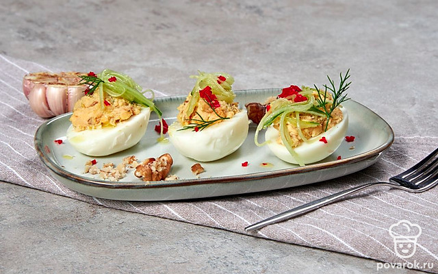 Яйца, фаршированные сыром и чесноком — Рецепт с фото
