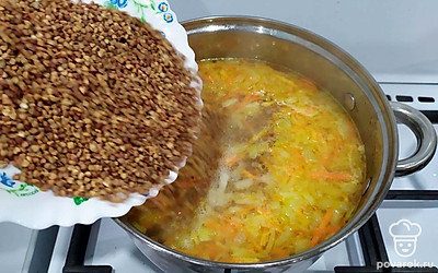 Затем опустить гречку и куриное мясо. Дать закипеть.