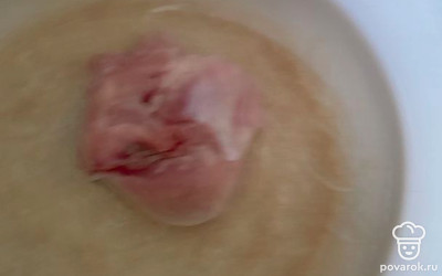 Куриное бедро заливаем 1 литром воды и отправляем вариться. Варим на сильном огне до закипания, затем убавляем огонь.