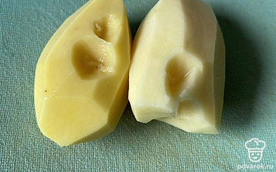 В это время очищаем картофель.