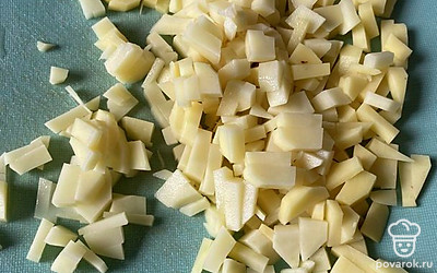 Затем мелко нарезаем картофель.