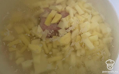 Затем сразу добавляем картофель к куриному бедру. Варим на медленном огне 20 минут.