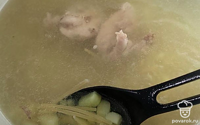 Когда картофель и куриное бедро полностью сварились добавляем спагетти, включаем максимальный огонь, варим 2 минуты, выключаем огонь, закрываем крышкой и оставляем настояться 10 минут.