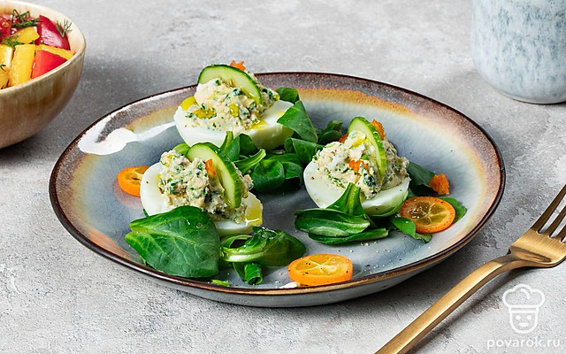 Закуска. Яйца, фаршированные сыром и чесноком — Рецепт с фото