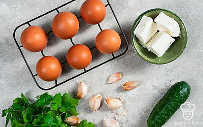 Куриные яйца сварите вкрутую, остудите в холодной воде и очистите от скорлупы. Зубчики чеснока очистите от шелухи. Огурец, чеснок и петрушку тщательно вымойте и просушите.