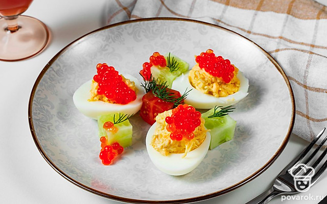 Яйцо, фаршированное икрой — Рецепт с фото