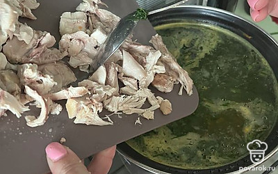 Мясо нарезаем кусочками и перекладываемся в суп, добавляем вермишель. 5-7 минут готовим на слабом огне и выключаем. Даём настояться 30 минут и готов суп.