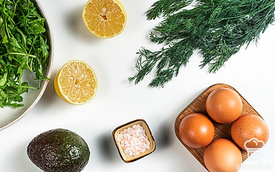 Куриные яйца заранее отварите вкрутую, после чего остудите и очистите от скорлупы. Авокадо промойте, просушите и очистите. Зелень сполосните холодной водой. Также возьмите блендер.