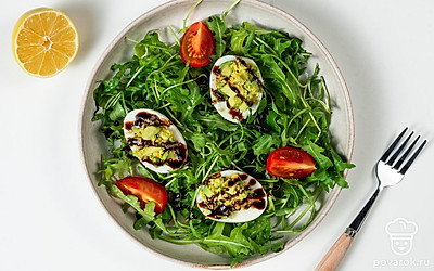 Аппетитную закуску подавайте к столу сразу после приготовления. А чтобы блюдо смотрелось интереснее, выложите его на плоскую тарелку или дощечку.