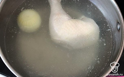 В подсоленной воде сварить окорочок и туда же положить очищенный лук. После закипания варить 30 минут на соеднем огне.