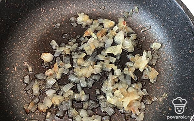 Вторую луковицу почистить и обжарить на среднем огне до золотистого цвета.