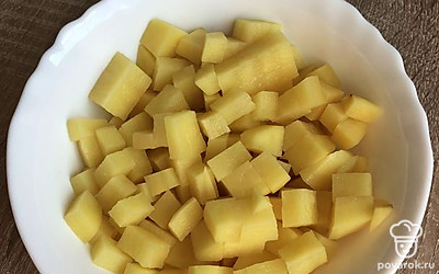 Картофель помыть, почистить и нарезать кубиками.