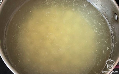 Вытащить курицу и лук, туда добавить картофель и варить минут 15.