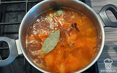 Добавьте в бульон поджарку и перебранное мясо, специи для мяса и лавровый лист. Варите 15 минут. Суп готов.