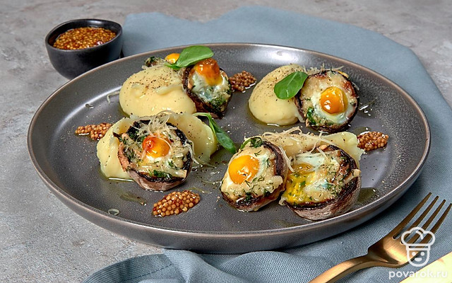 Шампиньоны, фаршированные перепелиными яйцами — Рецепт с фото
