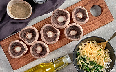 Подготовьте начинку. Сыр пропустите через терку с крупными зубцами, нашинкуйте зелень. Соедините их, добавьте соль, перец, заправьте маслом и активно перемешайте.