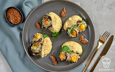 Шампиньоны, фаршированные перепелиными яйцами, подайте в качестве дополнения к картофельному пюре.