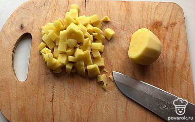Картошку очищаем и нарезаем кубиками.