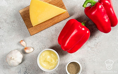 Вымойте перец, вырежьте верхнюю часть с плодоножкой и удалите семена, промойте и обсушите. Заранее сварите яйца, очистите их от скорлупы. Натрите сыр на мелкой терке. Почистите чеснок и пропустите его через пресс. Промойте и обсушите салат.