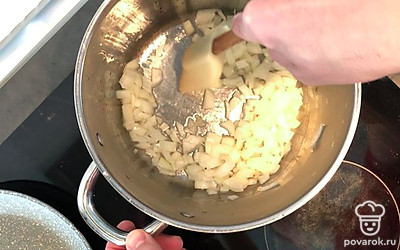 Очистить и нарезать овощи кубиками. Нарезанный лук опустить на дно глубокой кастрюли с разогретым растительным маслом. Обжарить лук до прозрачности. 