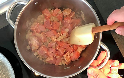 Нарезать индейку кубиками и добавить в кастрюлю с луком. Обжарить пять минут.