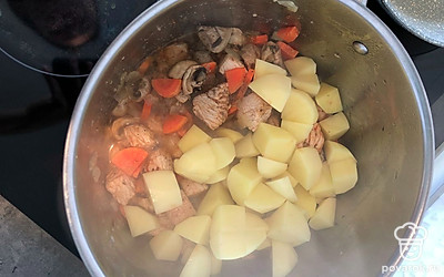 Затем добавить туда же шампиньоны, обжаривать их 3 минуты. А потом опустить картофель и морковь.