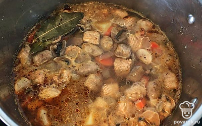 Залить кипяток, добавить специи и соль. 