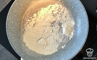 На сухой сковороде прогреть муку в течении двух минут. Добавить в сковороду немного бульона из кастрюли и перемешать до однородности. Вылить в кастрюлю с похлебкой. 