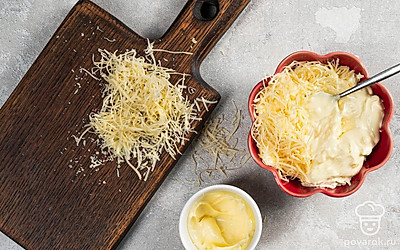 Приготовьте начинку. Соедините майонез с молотым перцем и пропущенным через пресс чесноком. Добавьте тертый сыр и перемешайте.