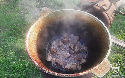 Сначала обжариваем мясо. Мы любим готовить на костре, очень вкусно получается.