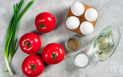 Свежие помидоры, листья салата, зеленый лук и огурец помойте и просушите. Затем у помидоров удалите плодоножку и срежьте тонкую верхушку. У огурца срежьте концы, очистите его от кожуры и тонко нарежьте, затем сверните "розочкой", при необходимости закрепите зубочисткой. Яйца помойте. Разогрейте духовку до 190 градусов и подготовьте форму для запекания.