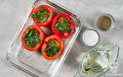 Доведите помидоры до готовности. Распределите измельченный зеленый лук по помидорам. Посолите и поперчите сверху. Поставьте блюдо в духовку и запекайте в течение 30 минут.