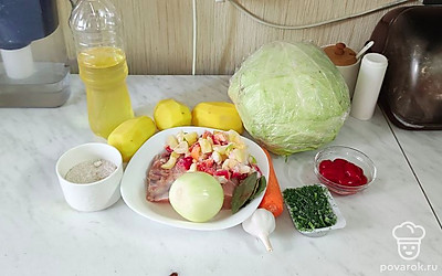 Подготовьте все необходимые ингредиенты. Овощи очистите и вымойте тщательно под проточной водой.