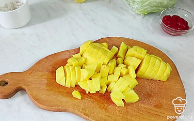 Картофель нарежьте кубиком и выложите в суп.