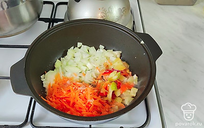 Готовьте зажарку. Морковь натрите на крупной терке, лук и болгарский перец порежьте кубиком и обжарьте на растительном масле.