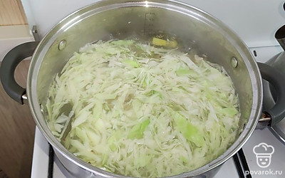 После закипания картофеля добавьте нашинкованную капусту. Варите 3-5 минут.