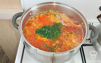 Добавьте зажарку, зелень укропа, доведите до закипания. Выключайте. Посолите по вкусу, добавьте мелко натертый чеснок, накройте крышкой и настаивайте суп 20-30 минут.